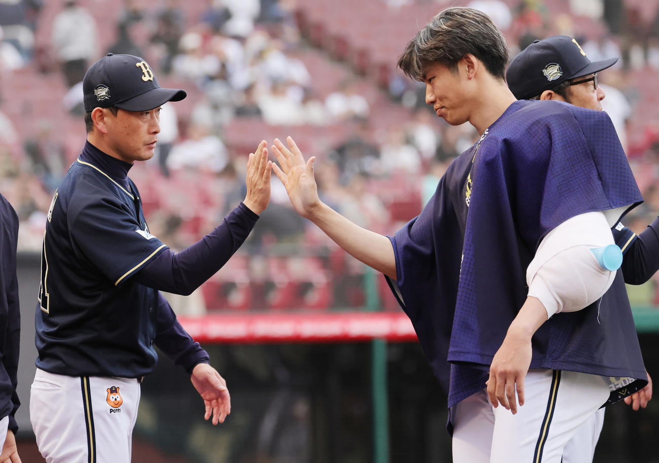 楽天対オリックス　岸田監督（左）とハイタッチして勝利を喜ぶオリックス曽谷（撮影・野上伸悟）