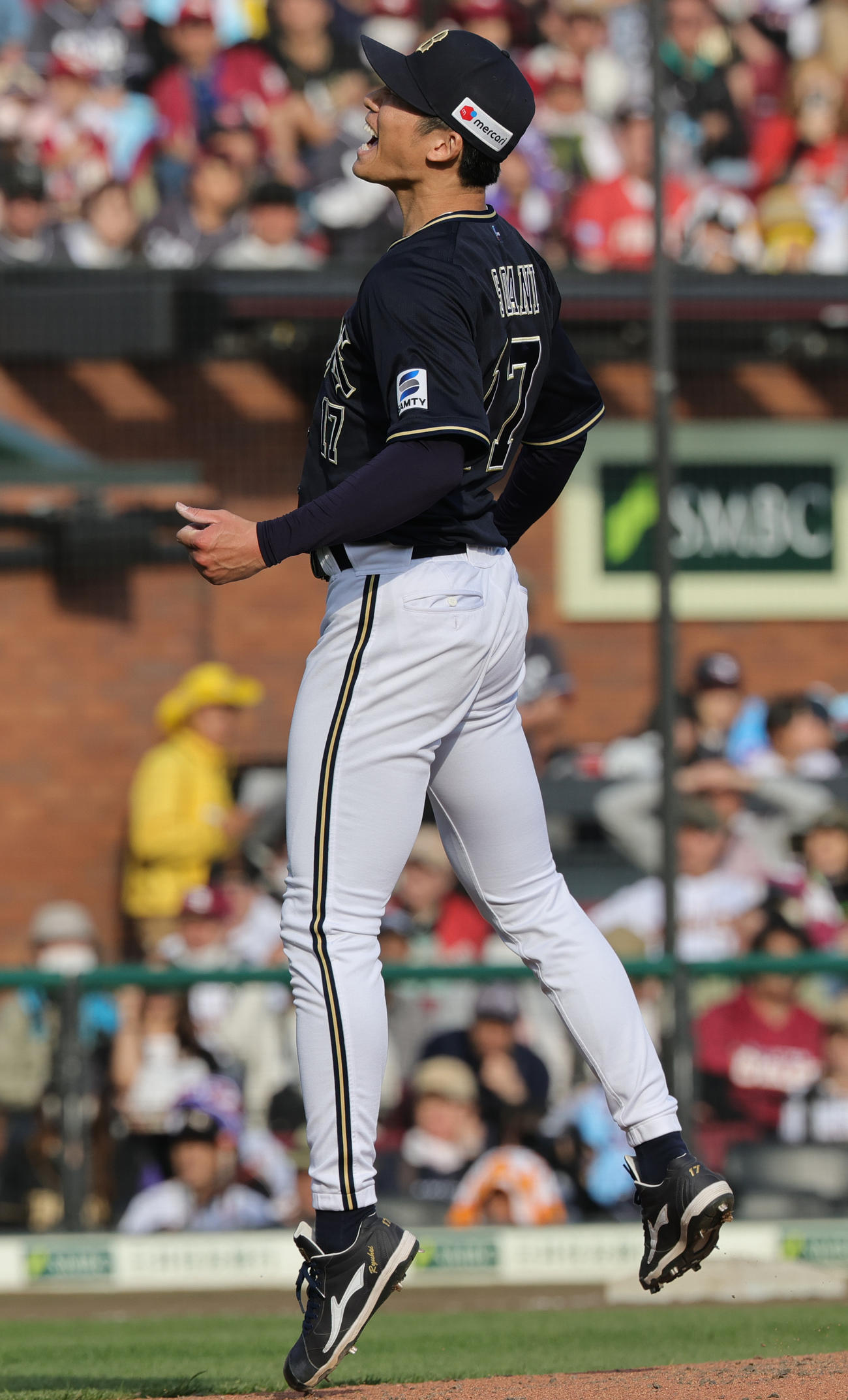楽天対オリオリックスックス　7回裏楽天2死一、二塁、伊藤を三振に仕留め喜ぶ曽谷（撮影・野上伸悟）