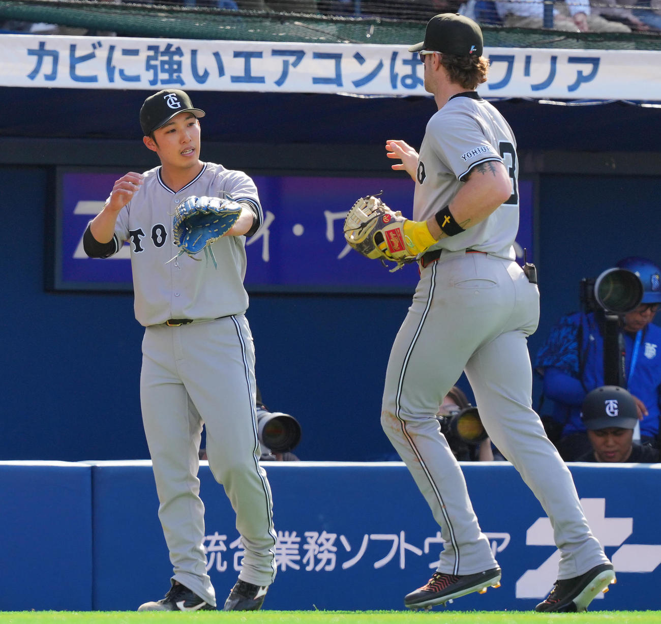 DeNA対巨人　5回裏DeNAの攻撃を無失点に抑えナインを出迎える巨人先発の赤星（撮影・垰建太）