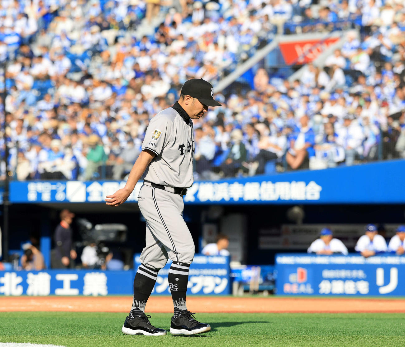 DeNA対巨人　8回裏DeNA1死一、三塁、投手交代を告げマウンドから戻る阿部監督（撮影・浅見桂子）