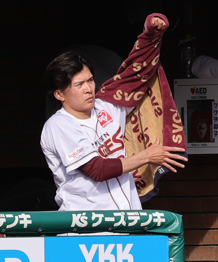 楽天対オリックス　6回表オリックス2死一、二塁、降板し険しい表情の楽天早川（撮影・野上伸悟）