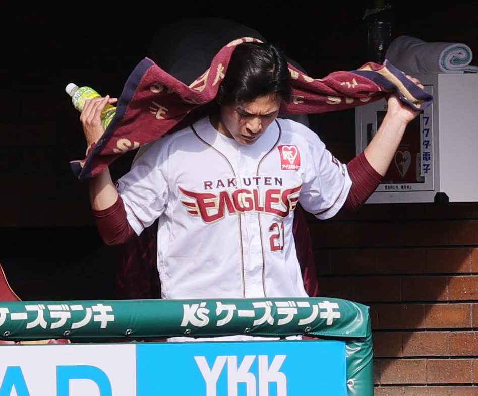 楽天対オリックス　6回表オリックス2死一、二塁、降板し険しい表情の楽天早川（撮影・野上伸悟）