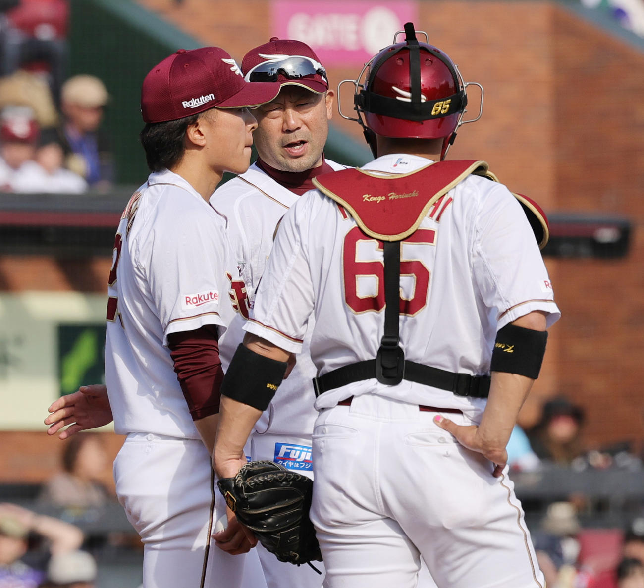 楽天対オリックス　6回表オリックス2死一、二塁、先発した早川（左）に降板を告げる三木監督（撮影・野上伸悟）