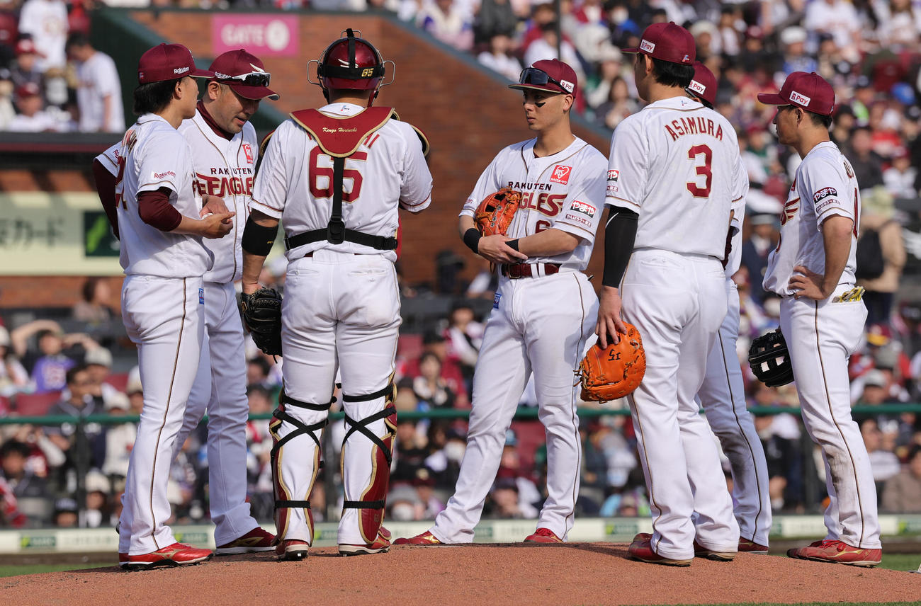 楽天対オリックス　6回表オリックス2死一、二塁、マウドンで先発した早川（左端）に降板を告げる三木監督（左から2人目）（撮影・野上伸悟）