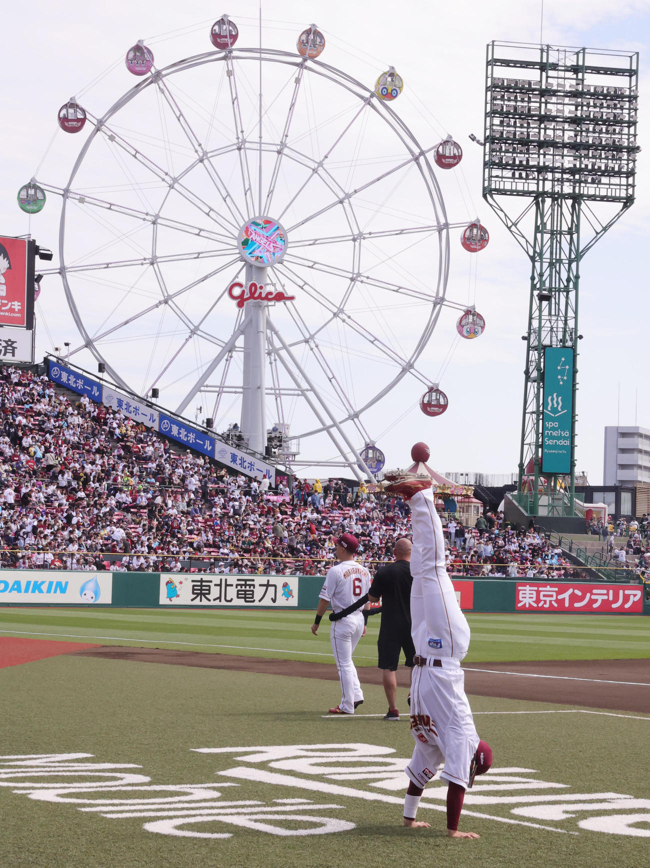 楽天対オリックス　試合前に倒立する楽天宗山（撮影・野上伸悟）