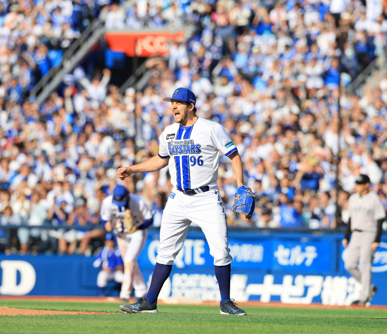 DeNA対巨人　9回表巨人2死一塁、吉川を左飛に仕留めて完封勝利を決めたバウアーは雄たけびを上げてガッツポーズ（撮影・浅見桂子）