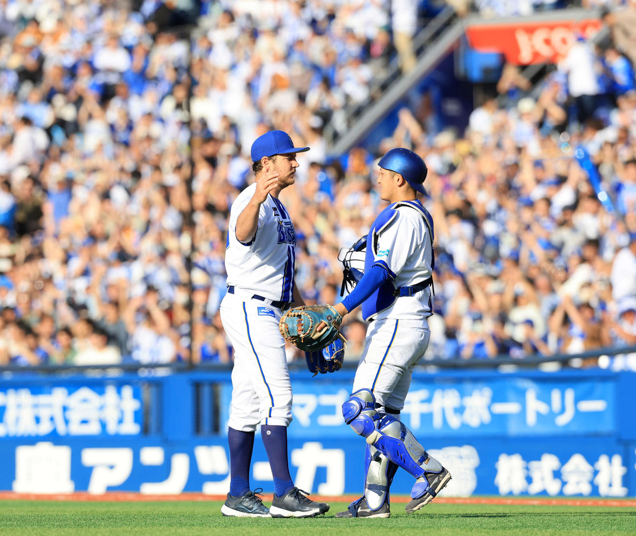 DeNA対巨人　9回表巨人2死一塁、吉川を左飛に仕留めて完封勝利を決めたバウアー（左）は松尾と抱擁する（撮影・浅見桂子）