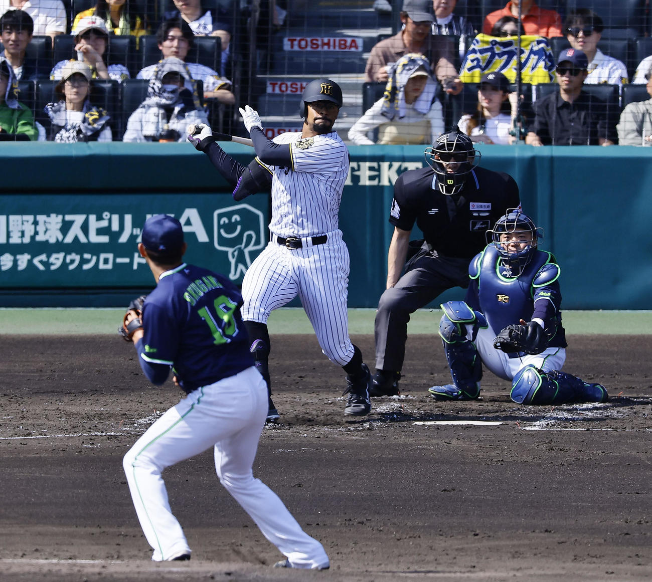 阪神対ヤクルト　2回裏阪神2死、デュプランティエは中前打を放つ。投手奥川（撮影・藤尾明華）