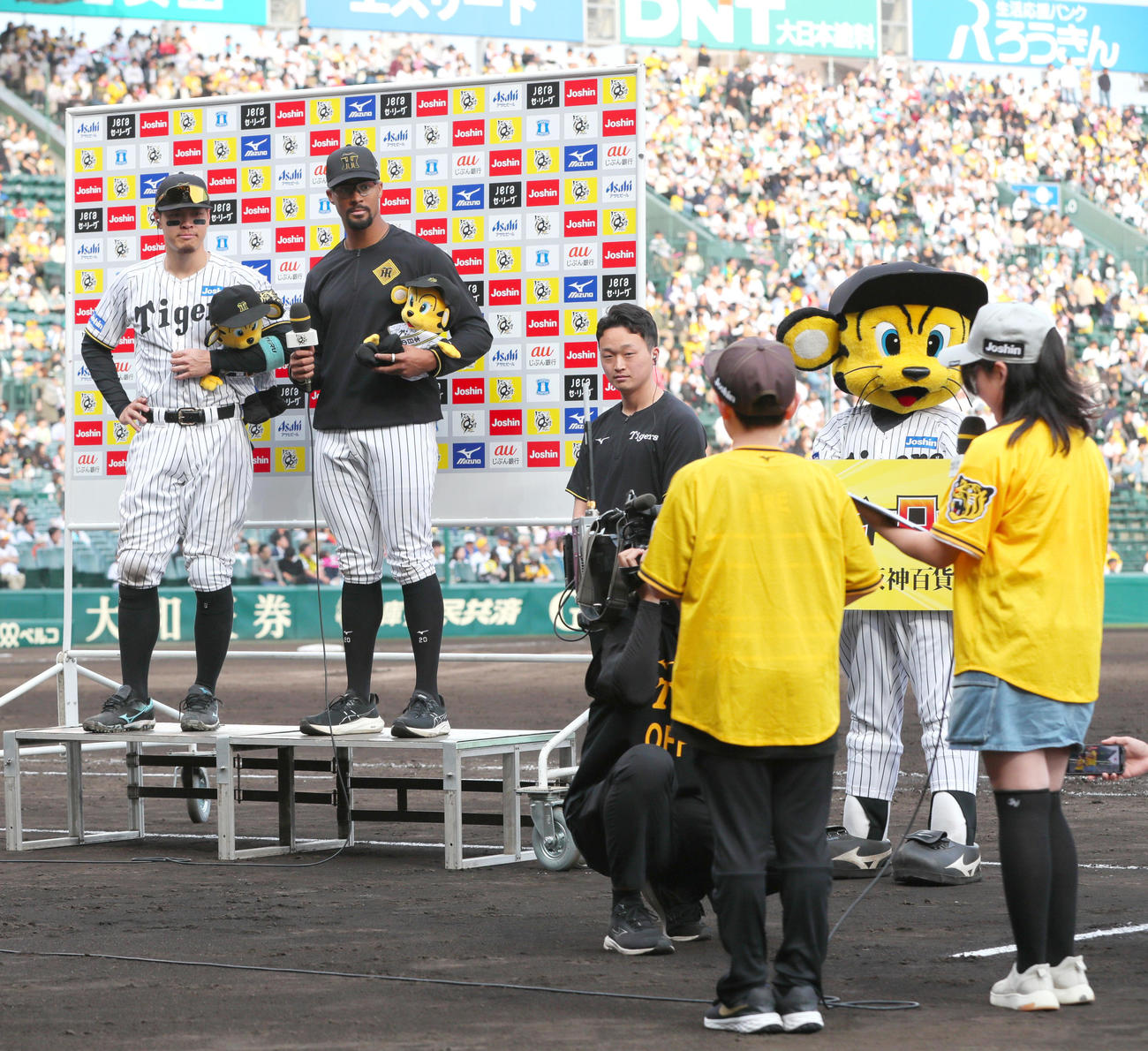 阪神対ヤクルト　ヒーローインタビューで児童の質問を聞く佐藤輝（左）とデュプランティエ（撮影・上山淳一）