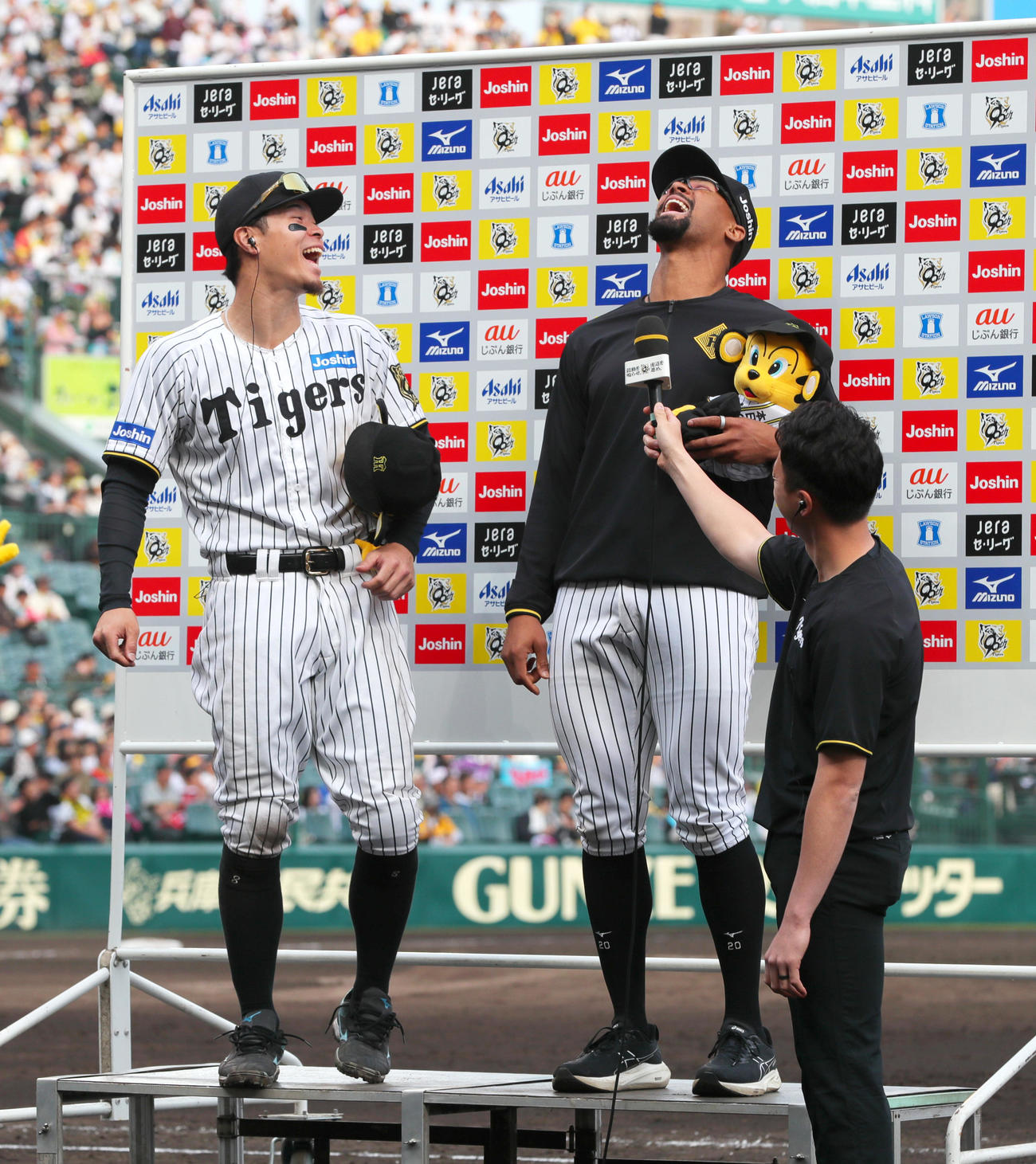 阪神対ヤクルト　お立ち台で爆笑する佐藤輝（左）とデュプランティエ（撮影・上山淳一）