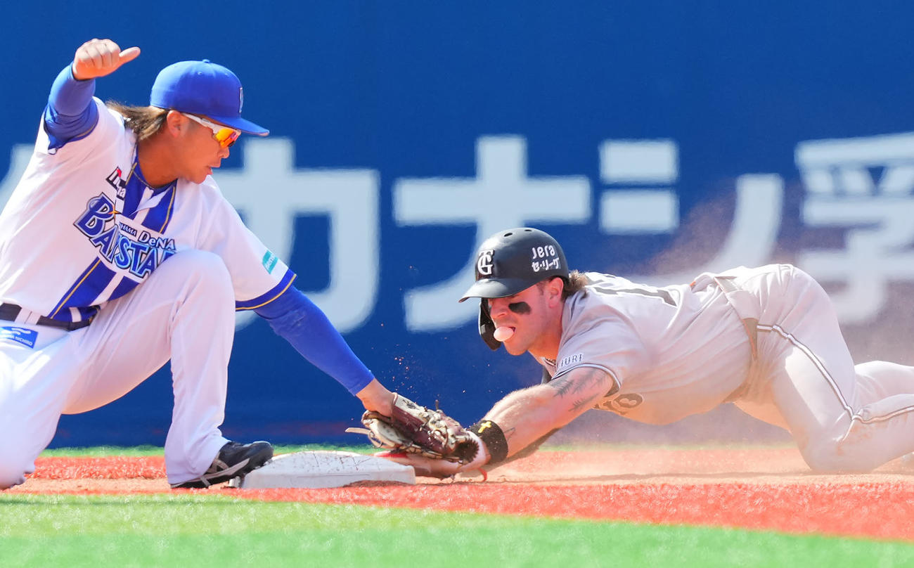 DeNA対巨人　4回表巨人1死一塁、二盗を試みるも松尾に刺されるキャベッジ（右）。遊撃手石上（撮影・垰建太）