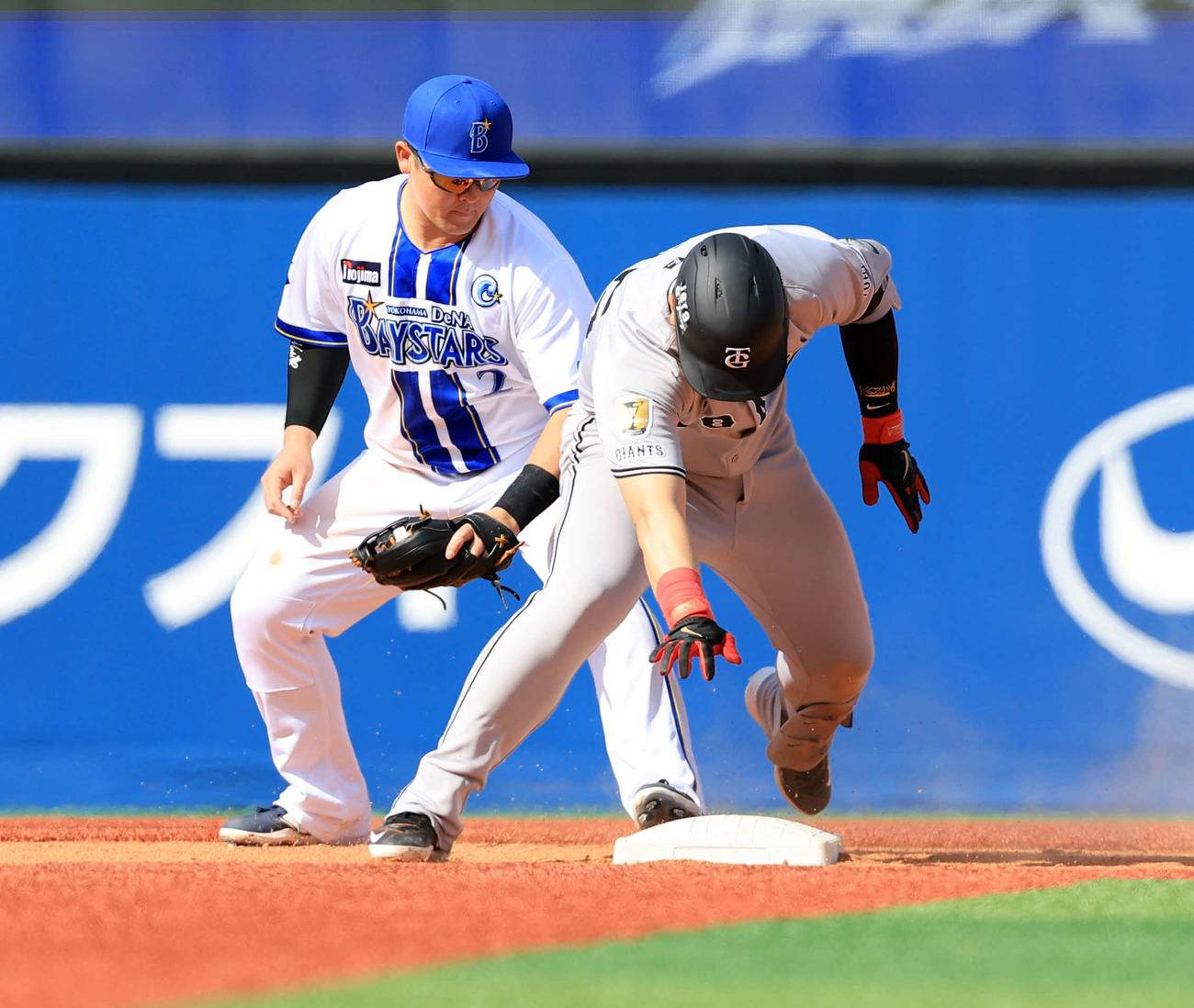 DeNA対巨人　5回表巨人無死、岡本は左越え二塁打で二塁に滑り込むも足が離れアウトとなる。二塁手牧（撮影・浅見桂子）