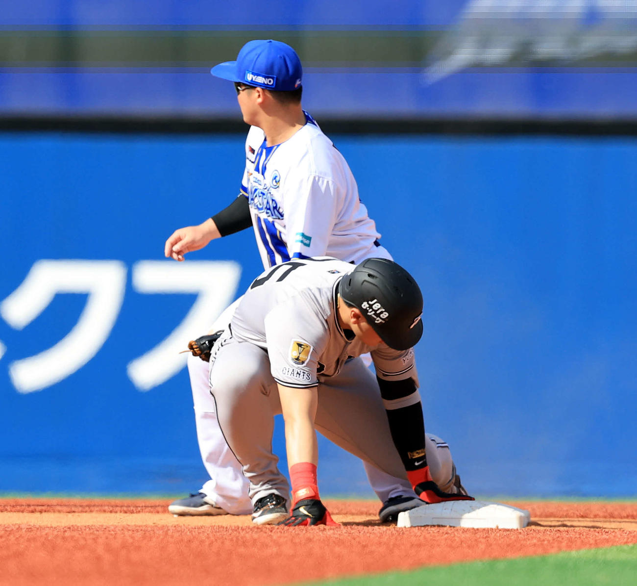 DeNA対巨人　5回表巨人無死、岡本は左越え二塁打で二塁に滑り込むも足が離れアウトとなる。二塁手牧（撮影・浅見桂子）