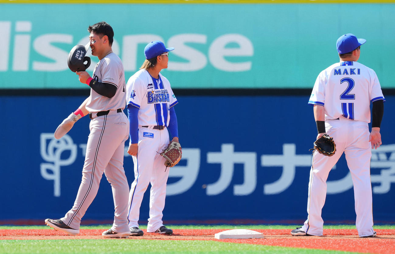 DeNA対巨人　5回表巨人無死、左前打を放ち二塁を狙った岡本（左）はリプレー検証の映像を見て苦笑い（撮影・垰建太）