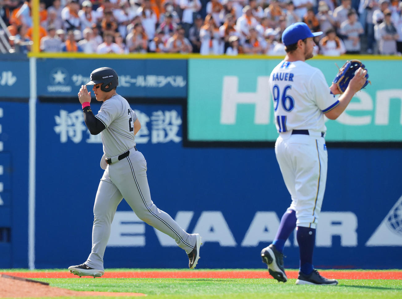 DeNA対巨人　5回表巨人無死、岡本はバウアー（右）から左前打を放ち二塁を狙うもリプレー検証でアウトとなりベンチに引き揚げる（撮影・垰建太）