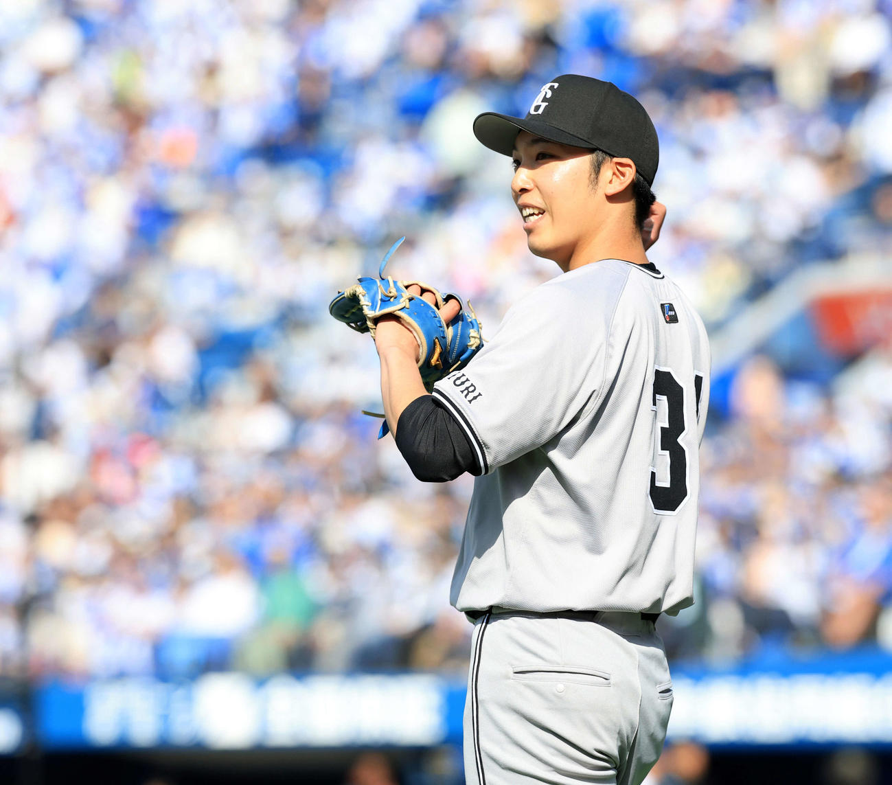 DeNA対巨人　5回裏DeNAの攻撃を抑え、さわやかな笑みを浮かべる赤星（撮影・浅見桂子）