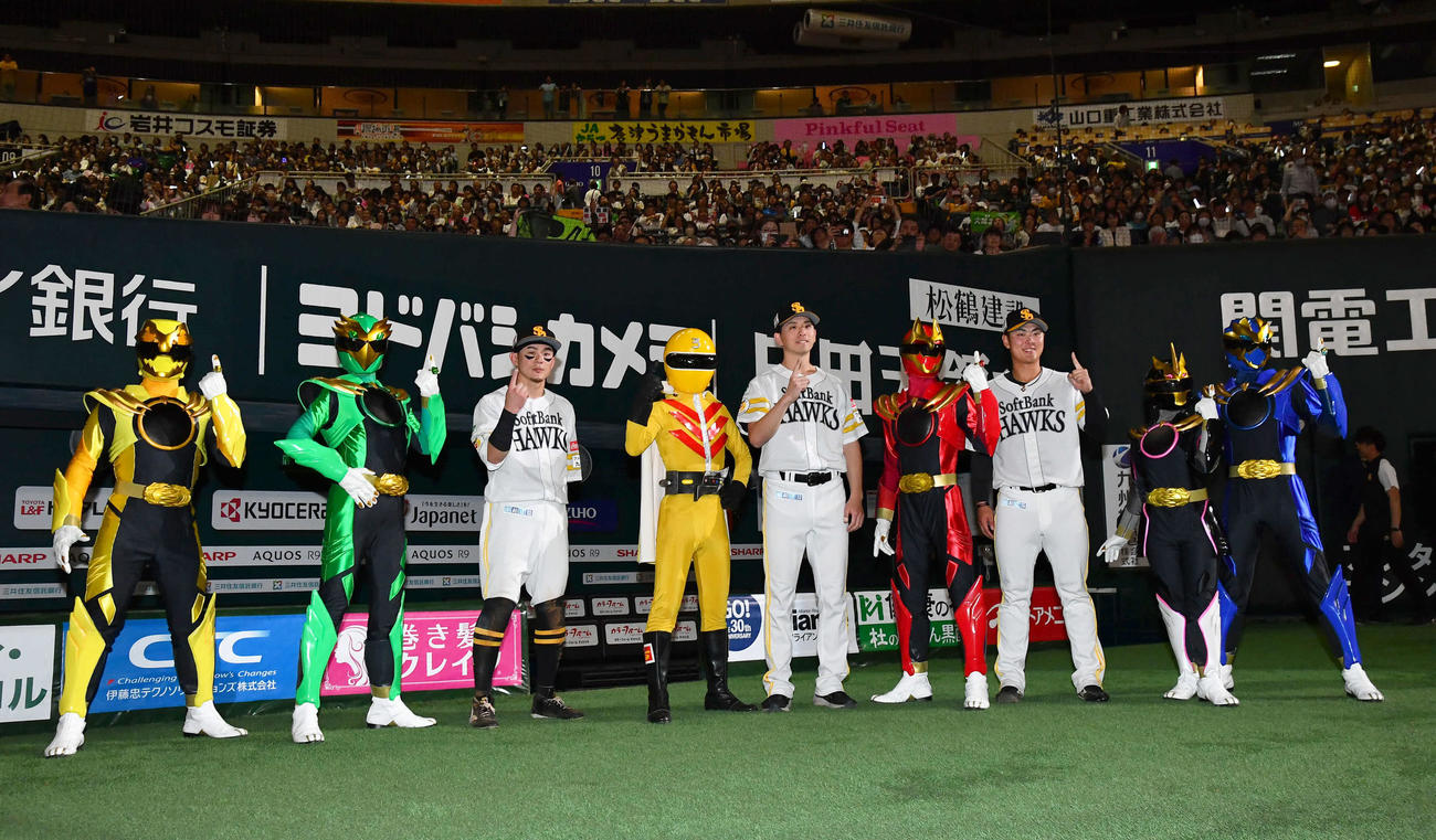 ソフトバンク対ロッテ　ロッテに連勝し、ゴジュウジャー、キレンジャーと写真に納まる牧原大（左）、大関（中央）、石塚（撮影・岩下翔太）