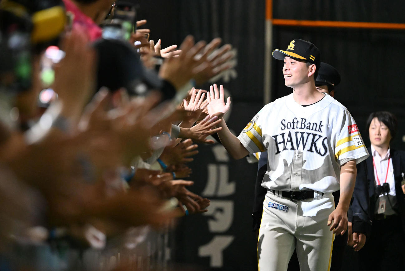 ソフトバンク対ロッテ　ファンとタッチを交わす大関（右）（撮影・林敢治）