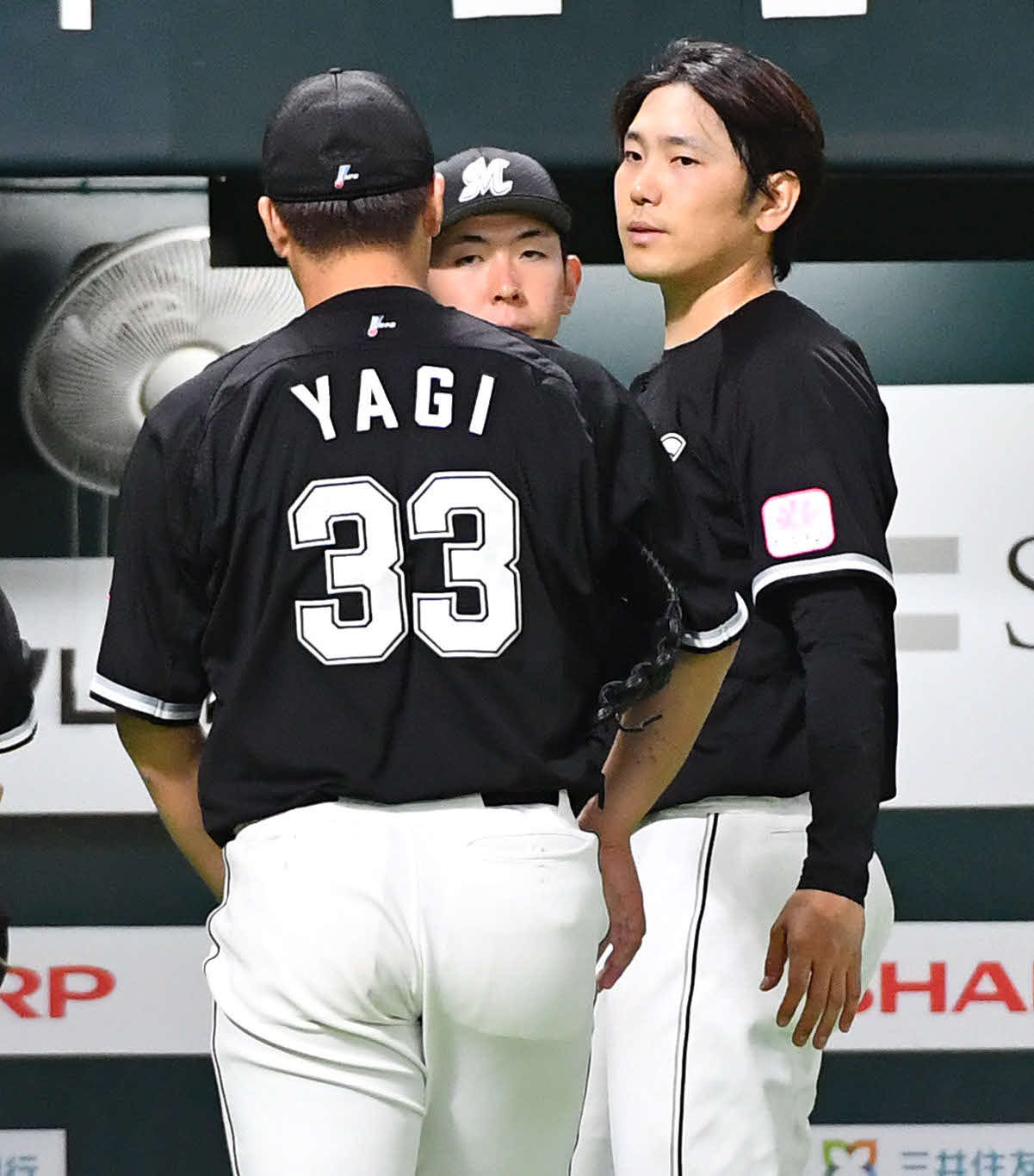 ソフトバンク対ロッテ　6回途中5失点で降板した石川柊（右）は、後続を抑えた八木をベンチ前で迎える（撮影・岩下翔太）