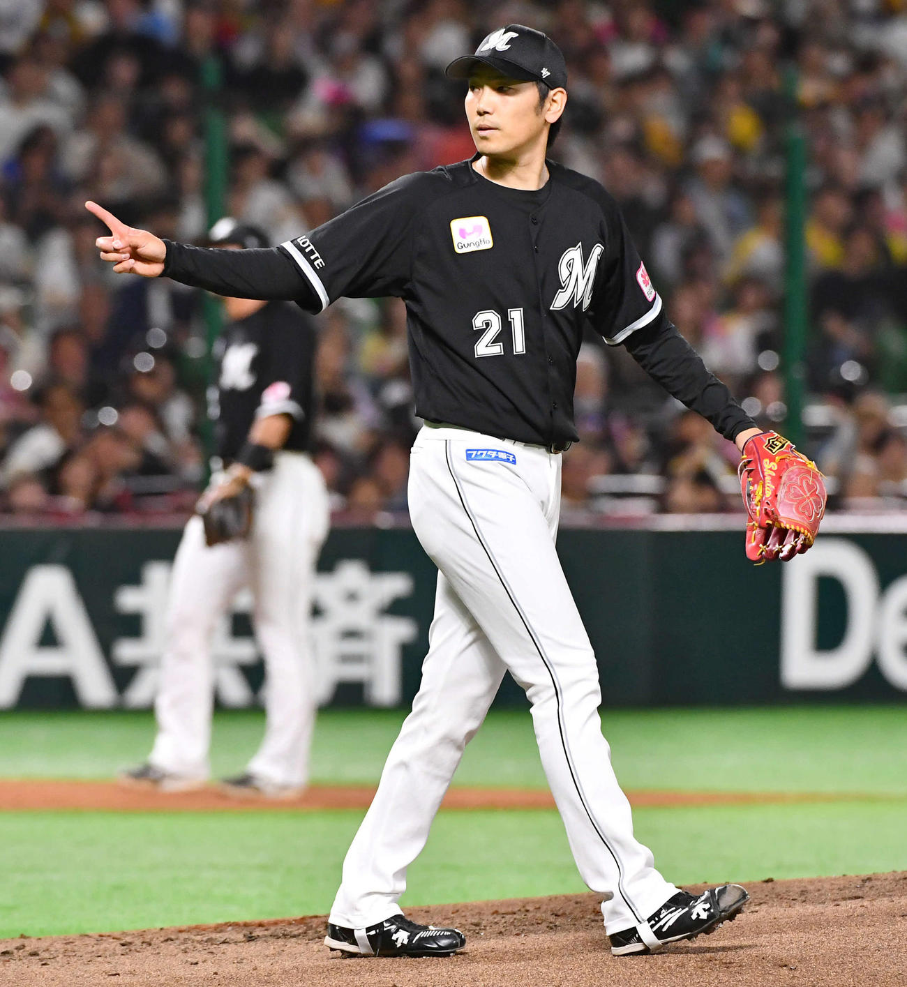 ソフトバンク対ロッテ　2回裏ソフトバンク1死二塁、石塚を遊ゴロに抑えた石川柊（撮影・岩下翔太）