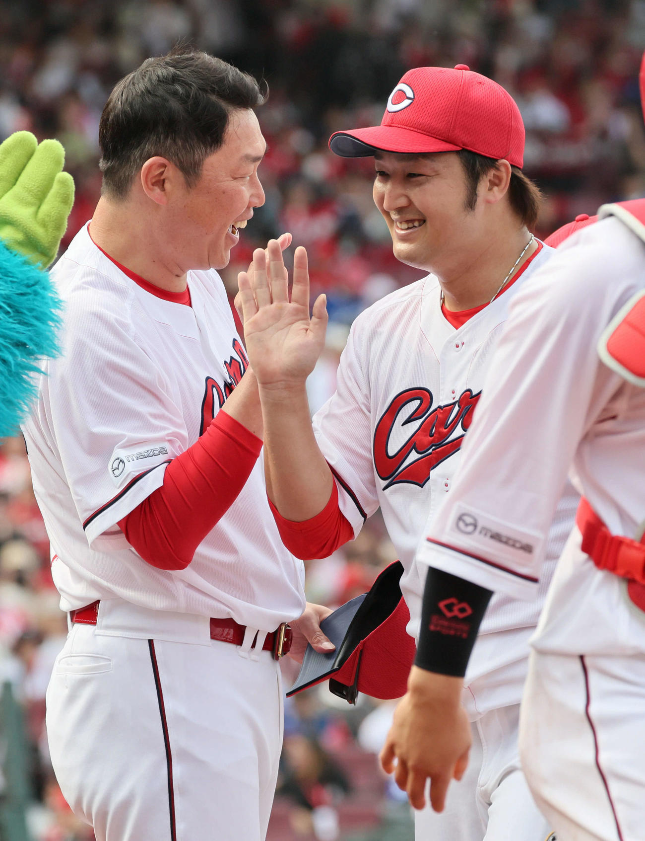 広島対新中日　床田（右）を迎える新井監督（撮影・加藤孝規）