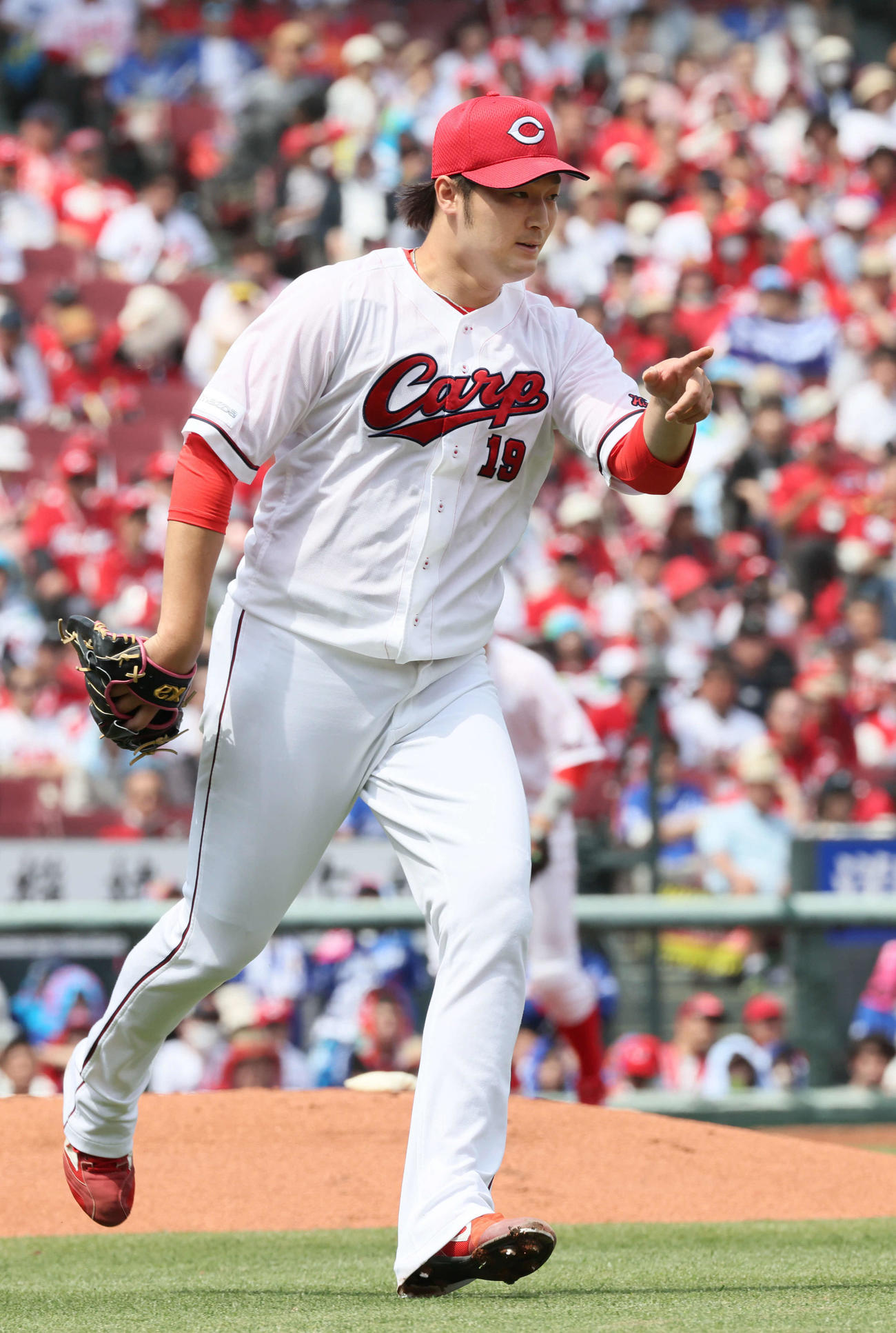 広島対新中日　1回表中日2死、上林の一ゴロで指さす広島先発の床田（撮影・加藤孝規）