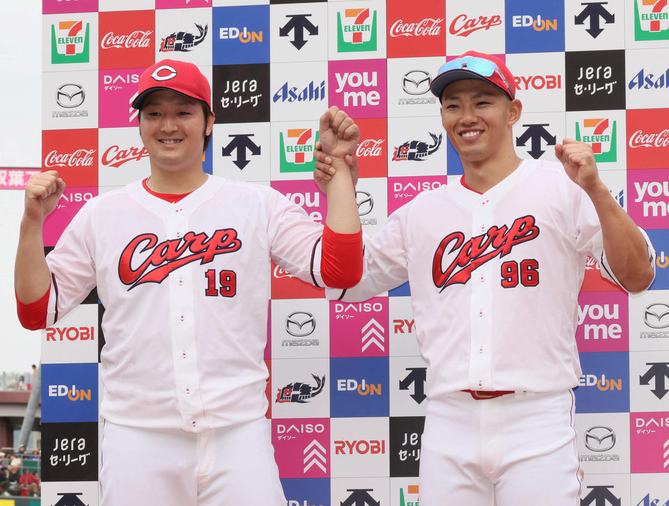 広島対新中日　お立ち台でポーズを決める床田（左）と中村奨（撮影・加藤孝規）