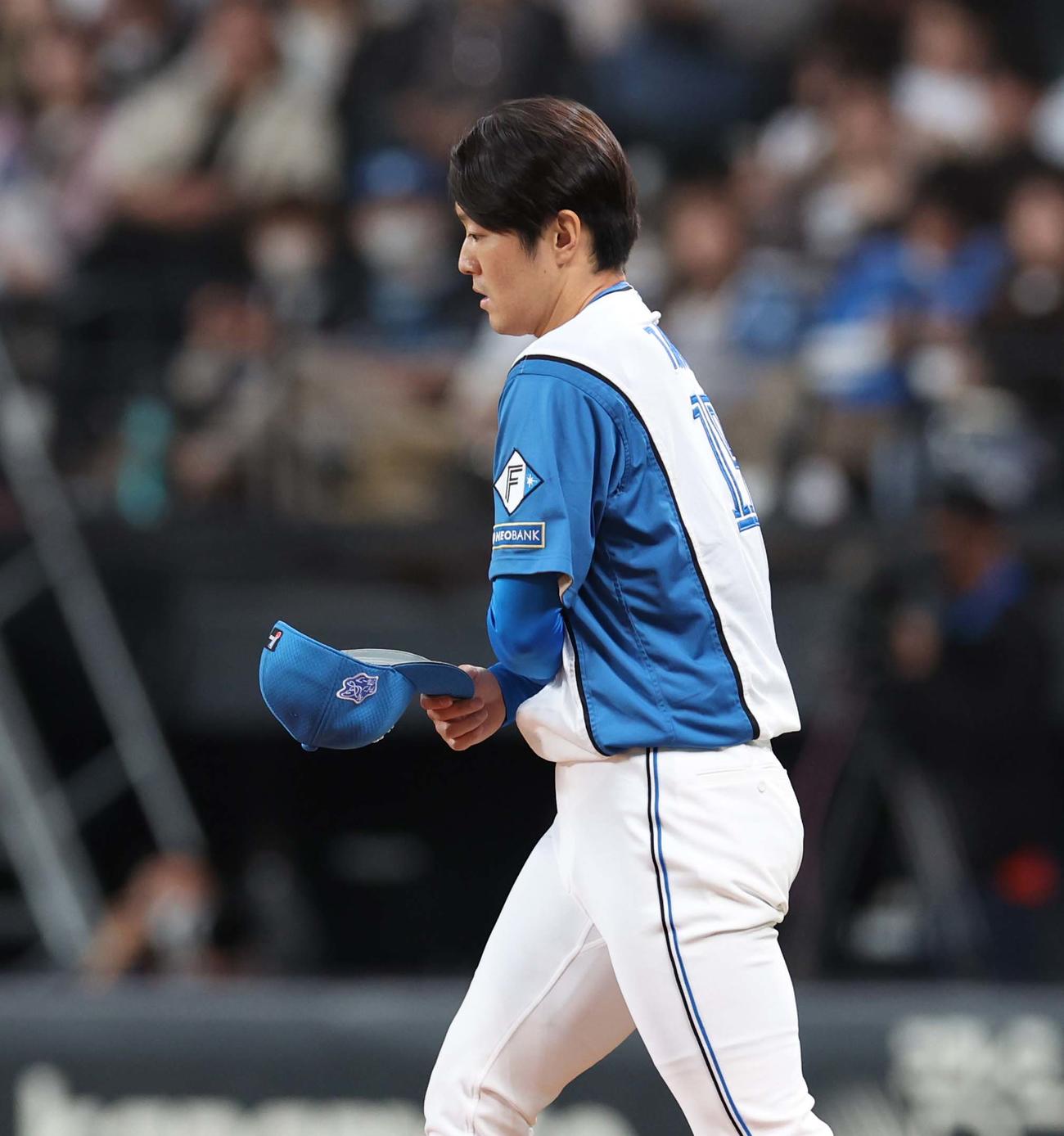 日本ハム対西武　8回表西武1死、ネビンに死球を与える玉井（撮影・黒川智章）