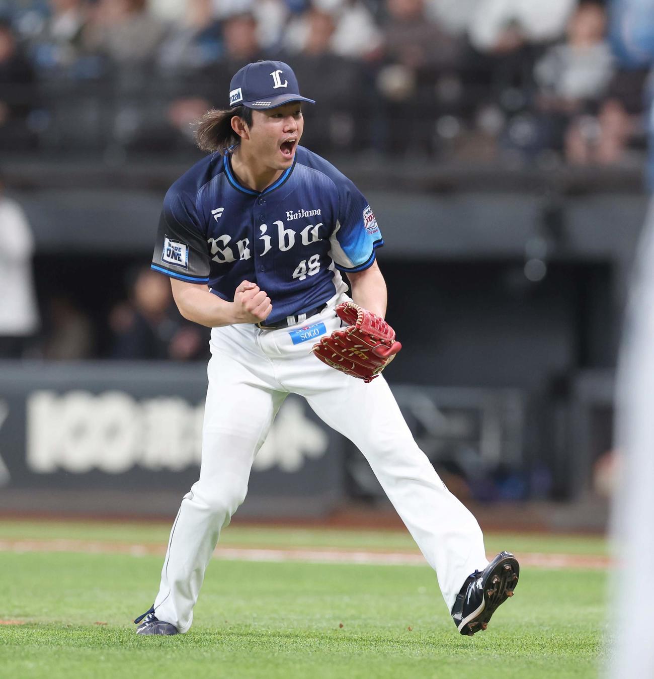 日本ハム対西武　7回裏日本ハム2死一、三塁、万波を三振にとり叫ぶ今井（撮影・黒川智章）