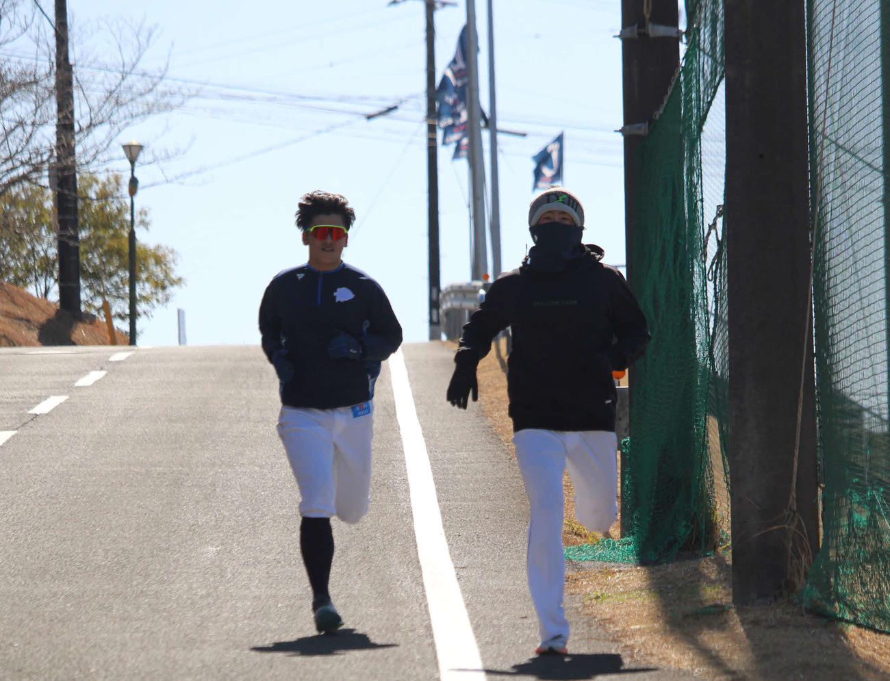 下り坂ダッシュを行う西武今井（右）と隅田（撮影・金子真仁）