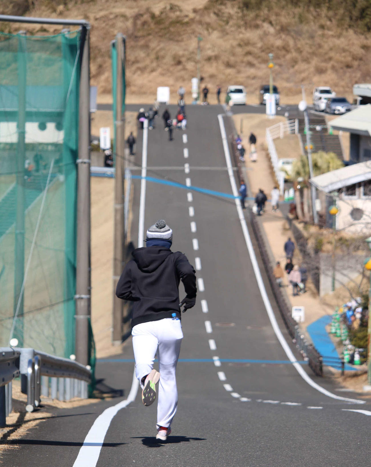 南郷キャンプで下り坂ダッシュを行う西武今井（撮影・金子真仁）