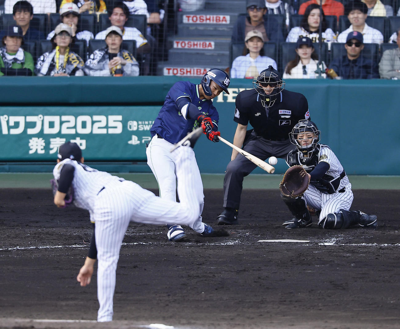 阪神対ヤクルト　7回表ヤクルト2死、橋本は中前にプロ初安打を放つ。投手湯浅（撮影・藤尾明華）