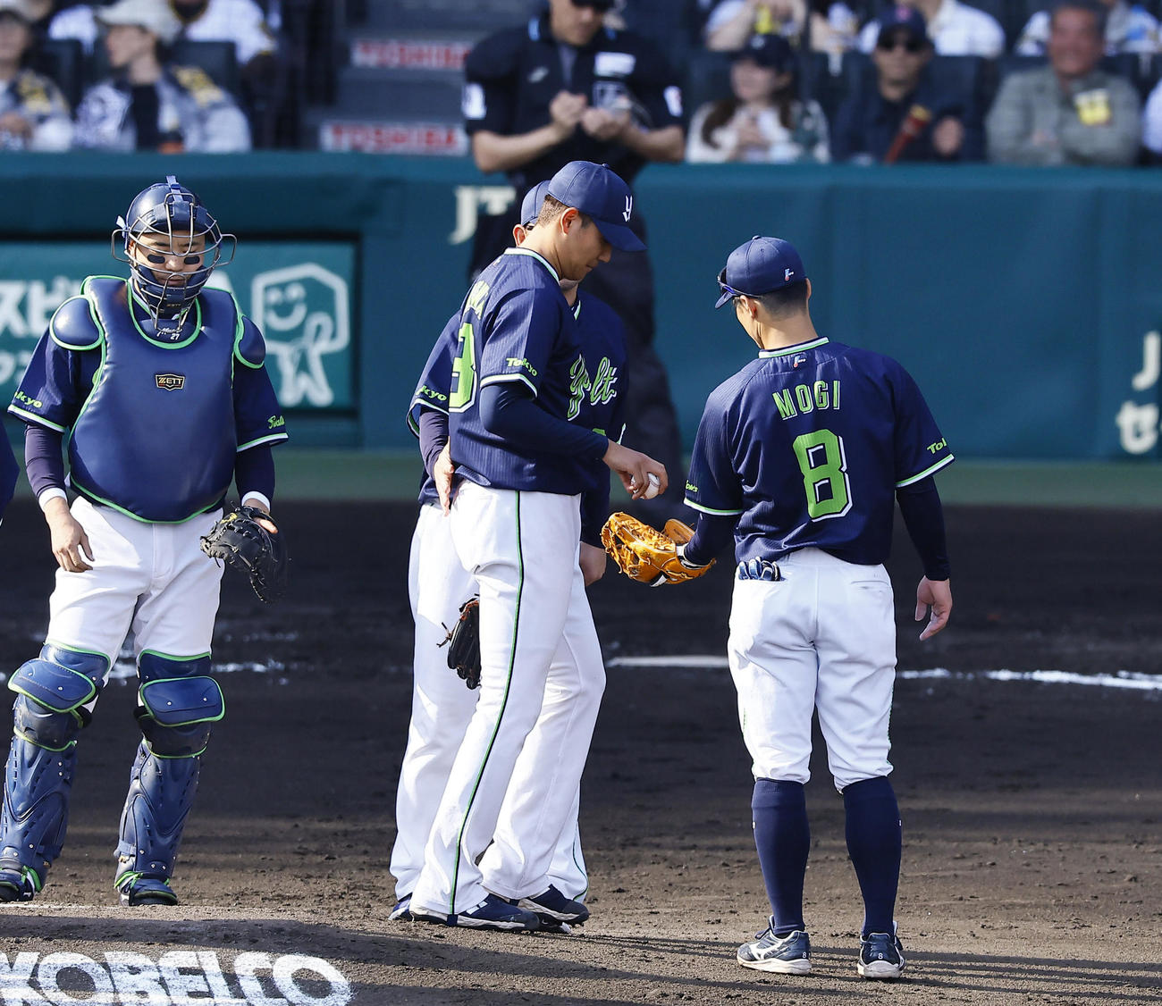 阪神対ヤクルト　6回裏阪神1死満塁、降板する奥川（中央）（撮影・藤尾明華）