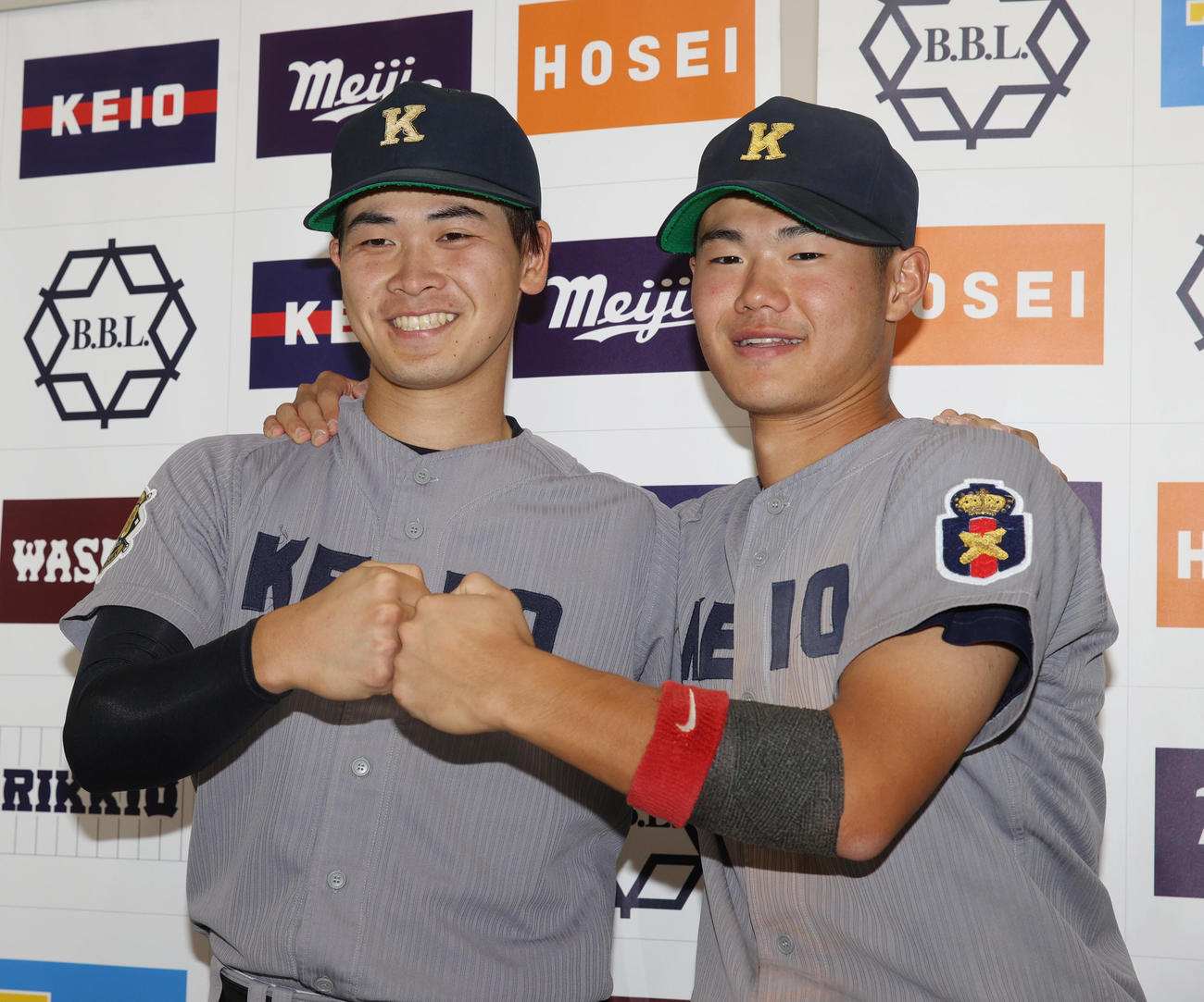 東大対慶大　1安打完封勝利を挙げた慶大・渡辺和（左）と本塁打の今津は喜び合う（撮影・柴田隆二）