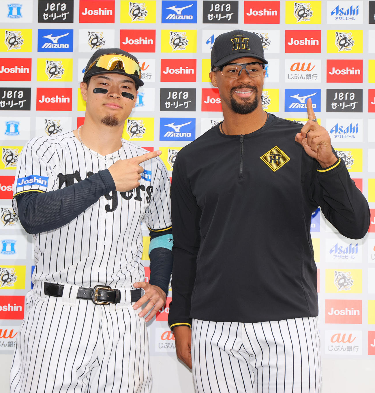 阪神対ヤクルト　ヤクルトに勝利し、お立ち台でポーズを決める阪神佐藤輝（左）とデュプランティエ（撮影・上山淳一）