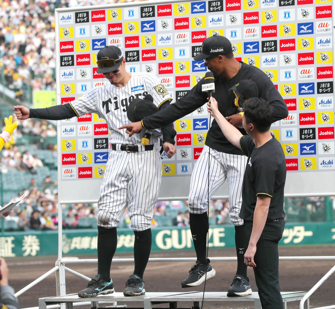 阪神対ヤクルト　ヤクルトに勝利し、お立ち台でポーズをとる佐藤輝（左）とジョン・デュプランティエ（撮影・上山淳一）