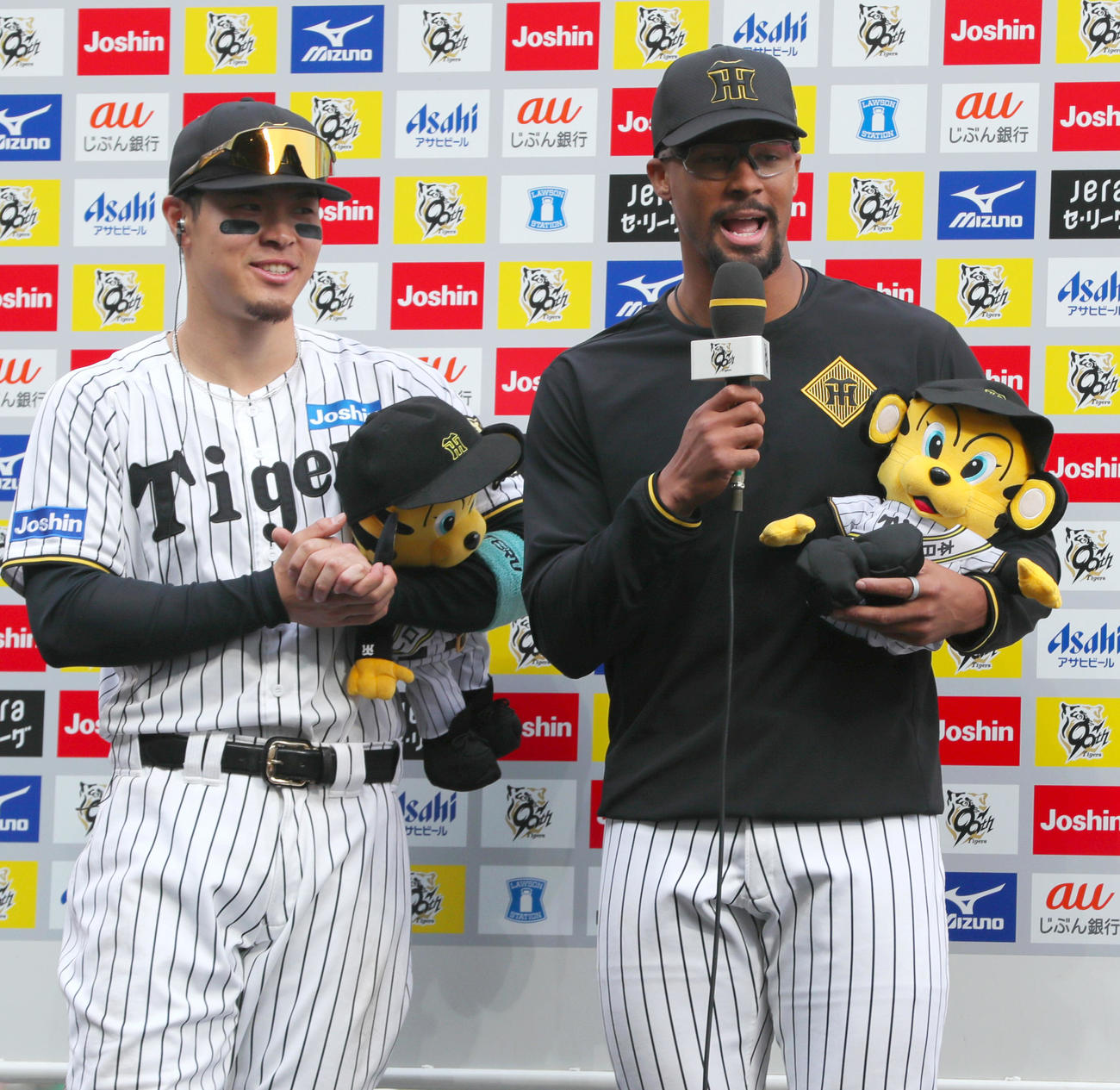 阪神対ヤクルト　ヒーローインタビューに応える佐藤輝（左）とデュプランティエ（撮影・上山淳一）