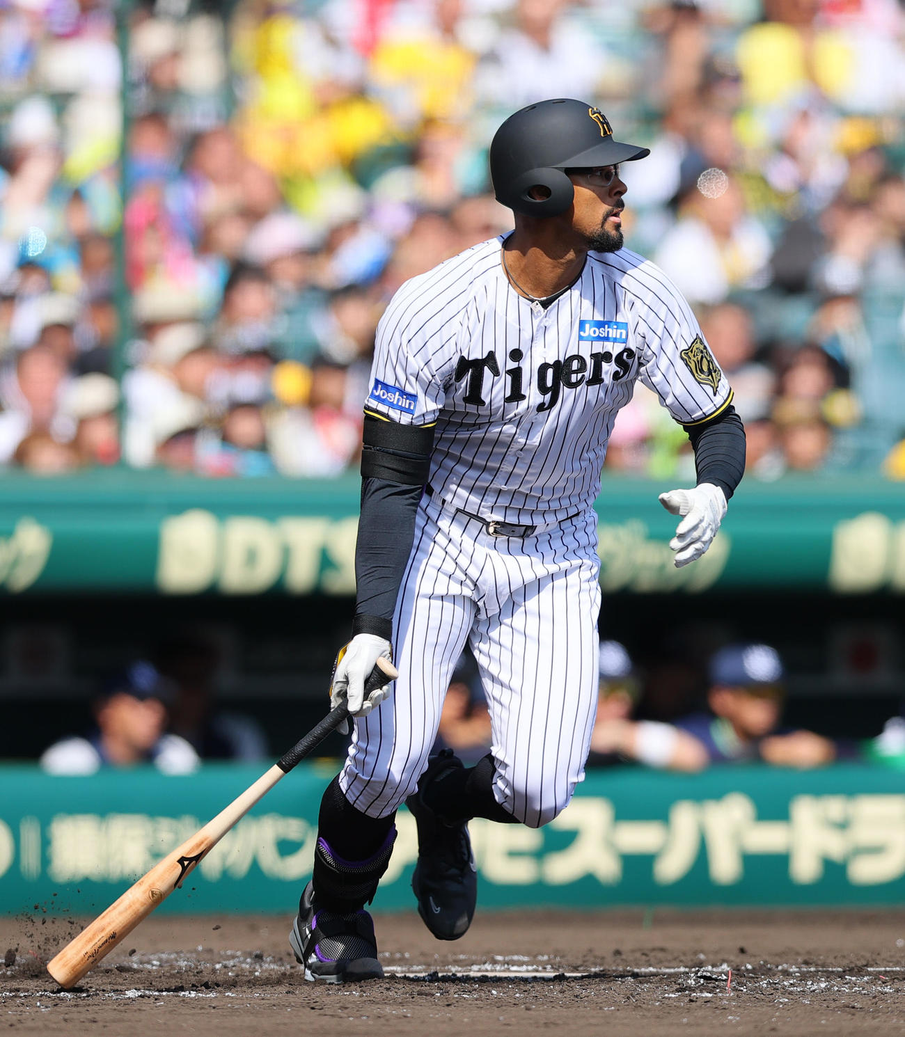 阪神対ヤクルト　2回裏阪神2死、ジョン・デュプランティエは中前打を放つ（撮影・上山淳一）