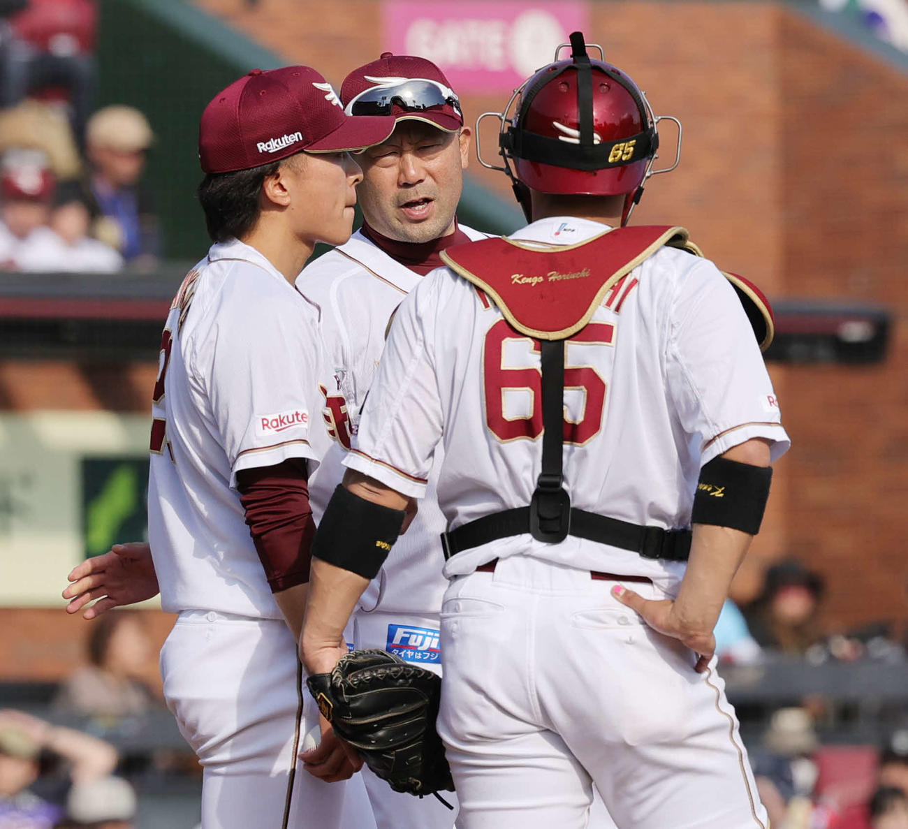 楽天対オリックス　6回表オリックス2死一、二塁、先発した早川（左）に降板を告げる三木監督（撮影・野上伸悟）