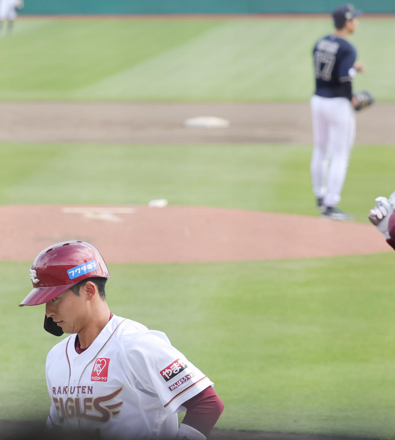 楽天対オリックス　5回裏楽天無死、曽谷（上）の前に一ゴロに倒れベンチに戻る宗山（撮影・野上伸悟）