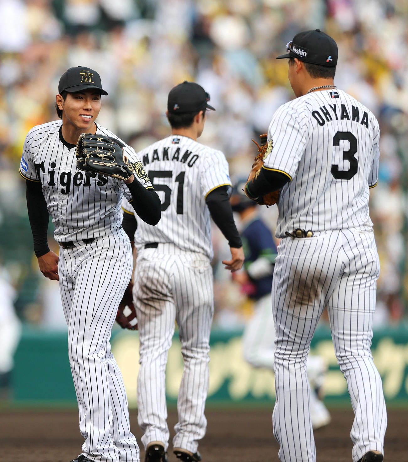 阪神対ヤクルト　ヤクルトに勝利し、試合を締めた工藤（左）は大山とタッチをかわす（撮影・上山淳一）
