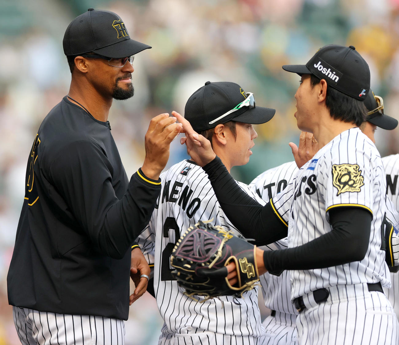 阪神対ヤクルト　ヤクルトに勝利し、初勝利を挙げたデュプランティエ（左）は工藤からウイニングボールを受け取る（撮影・上山淳一）