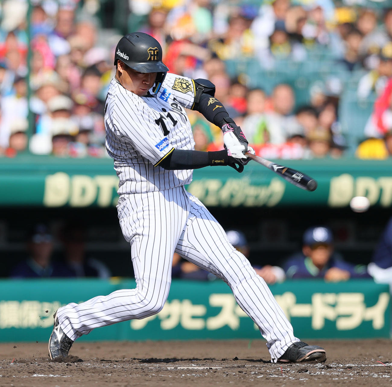 阪神対ヤクルト　3回表阪神1死一、三塁、大山は左2点適時二塁打を放つ（撮影・上山淳一）