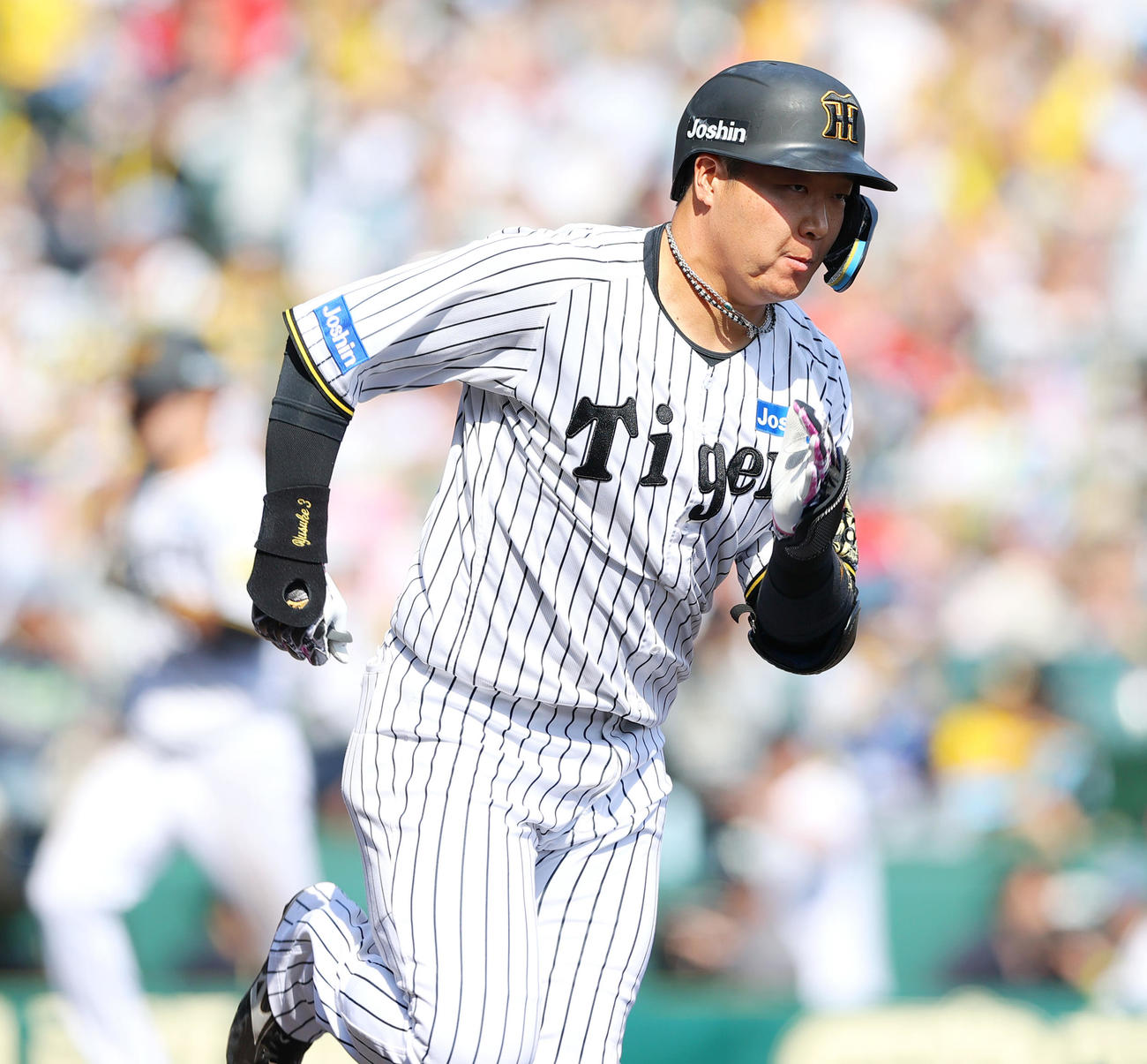 阪神対ヤクルト　3回表阪神1死一、三塁、大山は左2点適時二塁打を放つ（撮影・上山淳一）