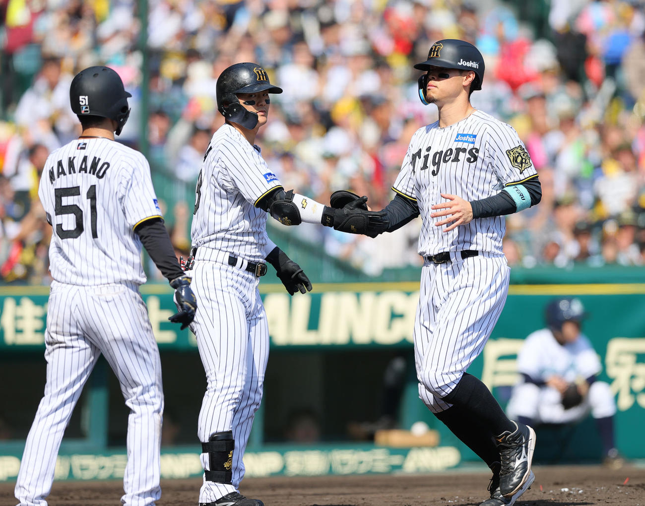 阪神対ヤクルト　3回表阪神1死一、三塁、一走佐藤輝（右）は、大山の左2点適時二塁打で生還する（撮影・上山淳一）