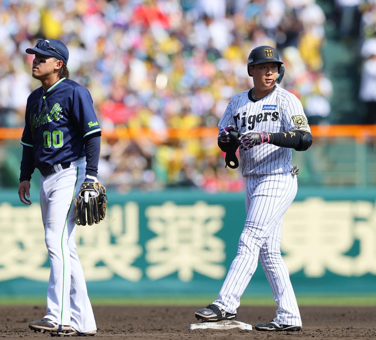 阪神対ヤクルト　3回表阪神1死一、三塁、大山は左2点適時二塁打を放つ（撮影・上山淳一）