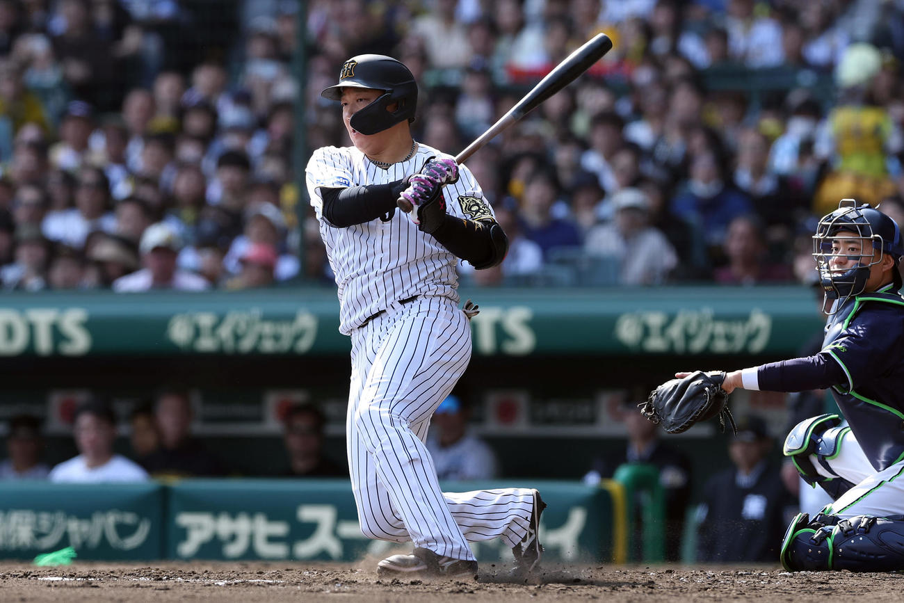 阪神対ヤクルト　3回裏阪神1死一、三塁、左翼線へ2点適時二塁打を放つ大山（撮影・前田充）
