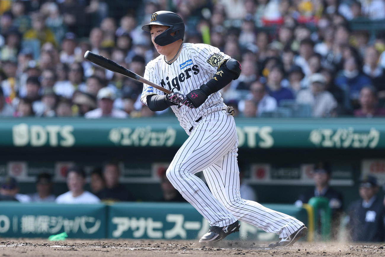 阪神対ヤクルト　3回裏阪神1死一、三塁、左翼線へ2点適時二塁打を放つ大山（撮影・前田充）