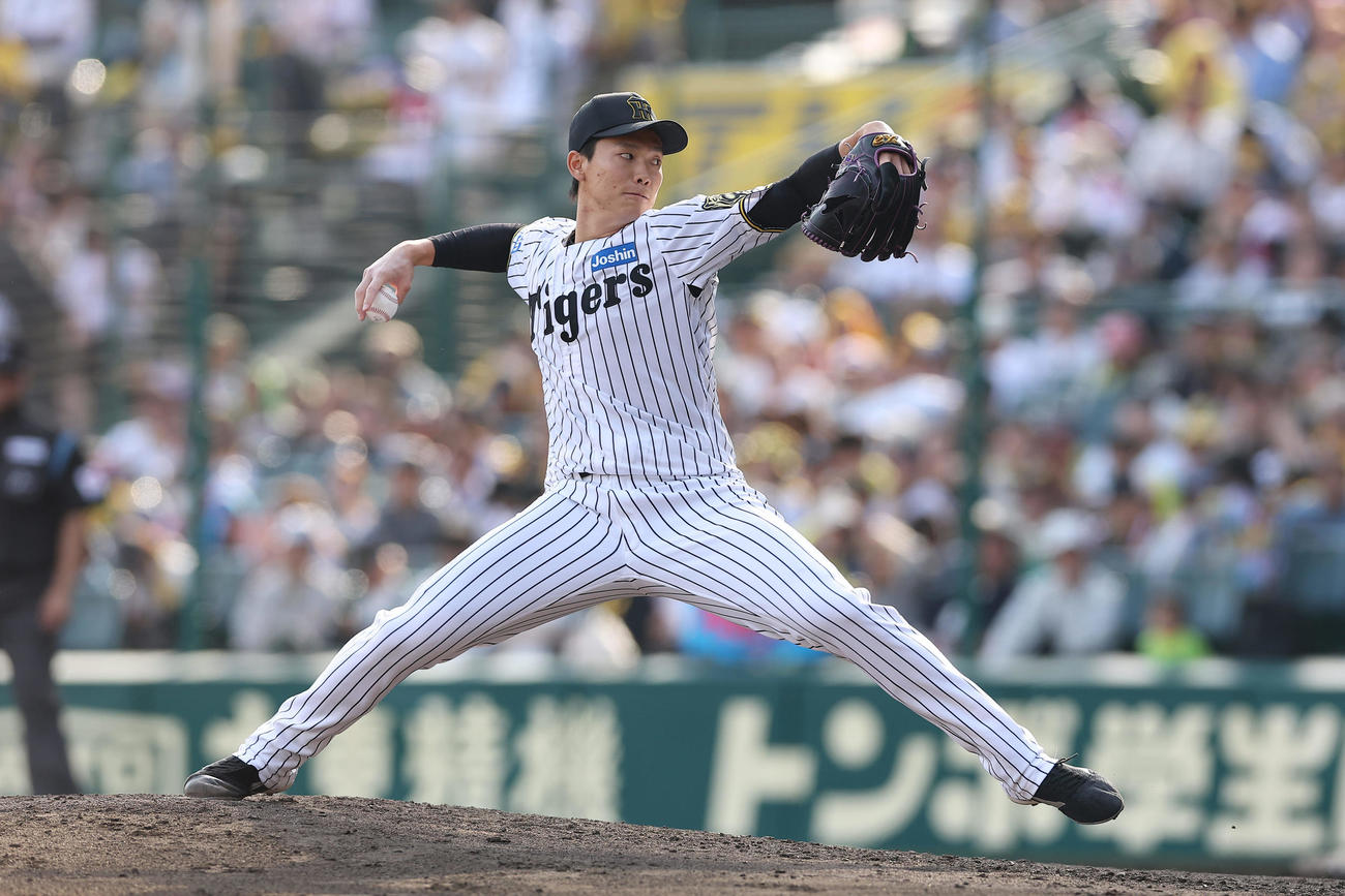 阪神対ヤクルト　力投する阪神2番手の湯浅（撮影・前田充）