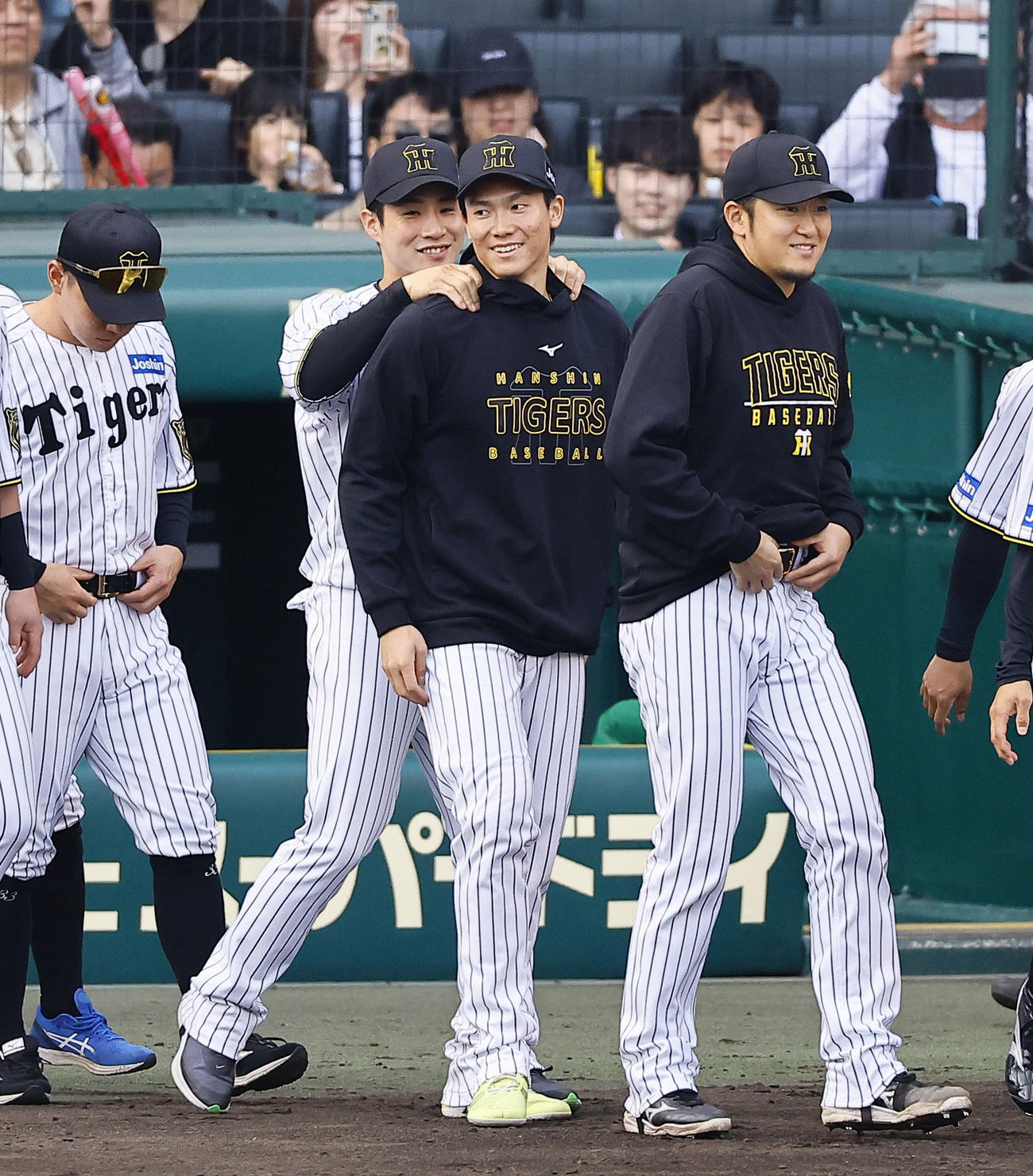 阪神対ヤクルト　ヤクルトに勝利し、木浪に肩をもまれる阪神湯浅（中央）（撮影・藤尾明華）